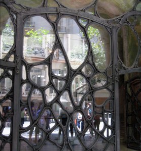 Gaudi-iron-door-LaPedrera-Barcelona-jpg-Wikimedia-Commons